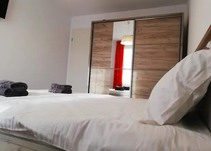 Апартаменти Bright&cozy Coresi C2 *